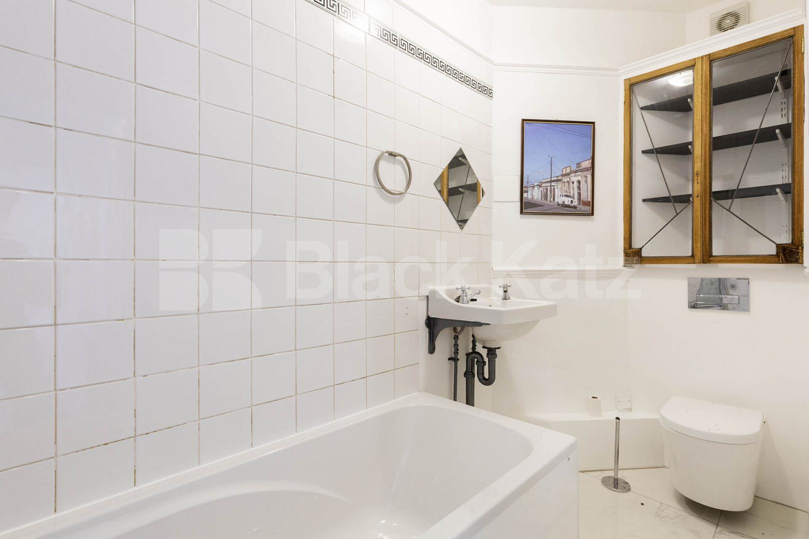 Recently refurbished spacious studio in an amazing loaction York Mews, Kentish Town